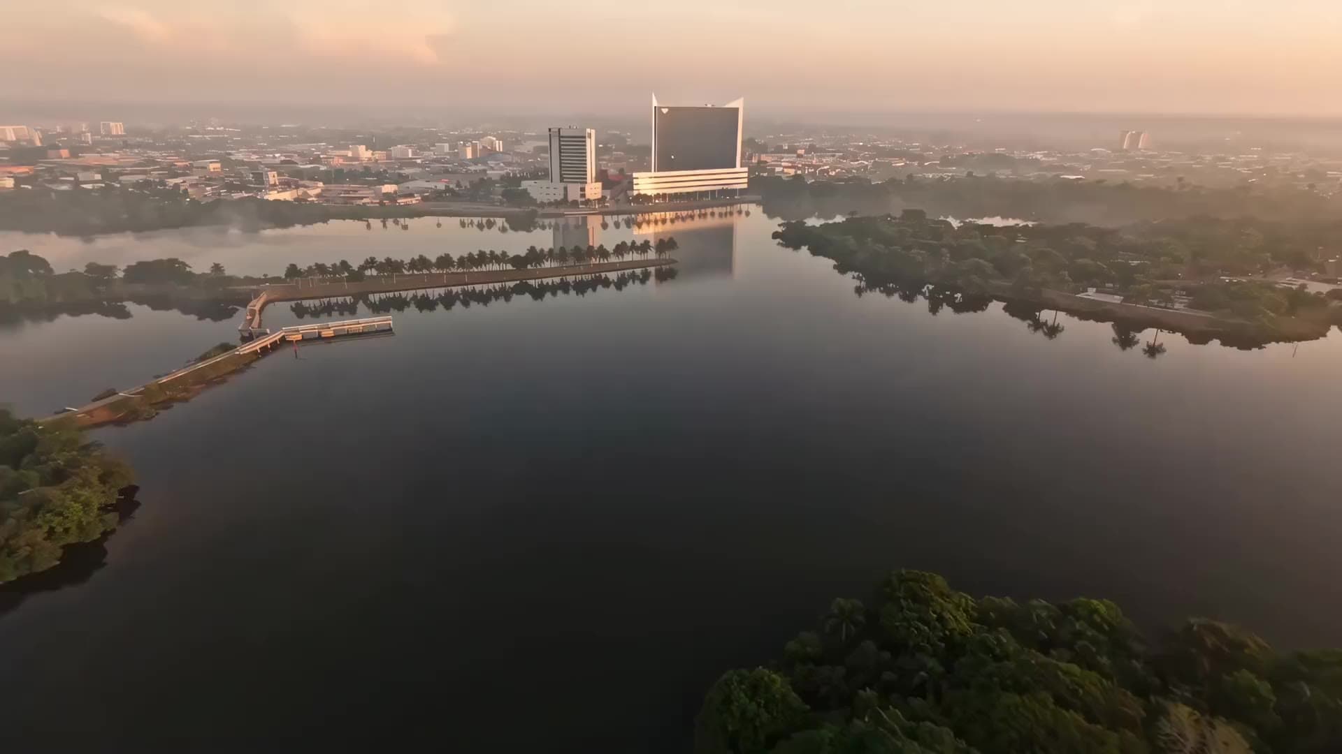 Vista aérea de São Luís sobre a Lagoa da Jansen, ao amanhecer